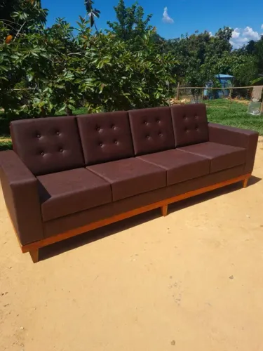 Sofá de Couro sintético, com base de madeira maciça, direto da fábrica 10x sem juros