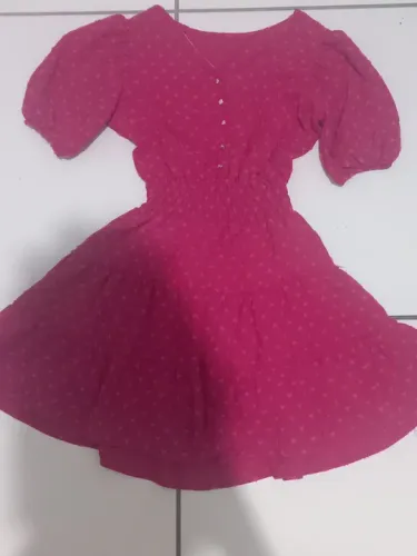 Vestido rosa estampado com manga bufante e datelhes em coração tam p