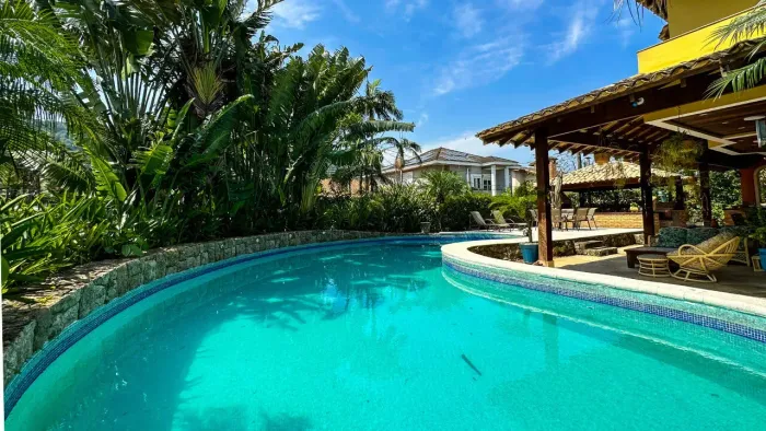 Granville Guarujá, casa estilo colonial à venda em condomínio fechado.