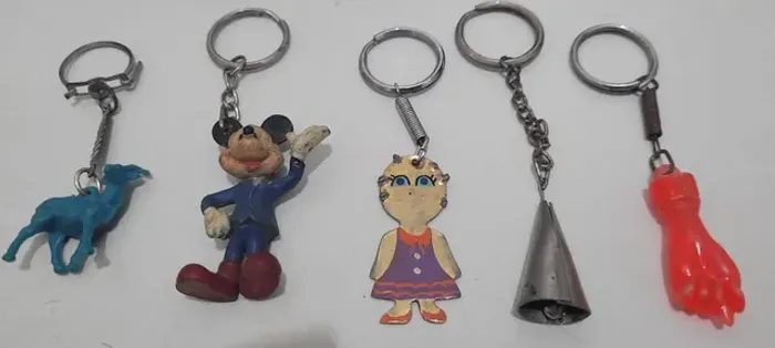 Lote Com 5 Chaveiros antigos do Mickey Disney, Bode, Mão De Figa, Sineta, boneca