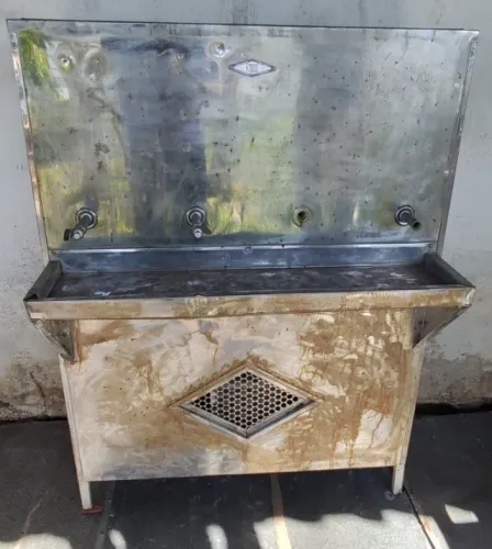 Bebedor Industrial Antigo , precisa revisão 