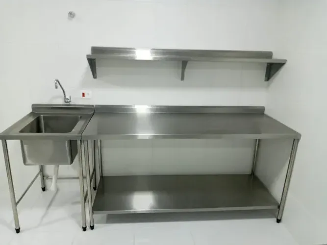 Fabricamos bancadas e coifas em aço inox.