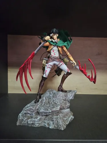 Levi Ackerman - estátua em PVC