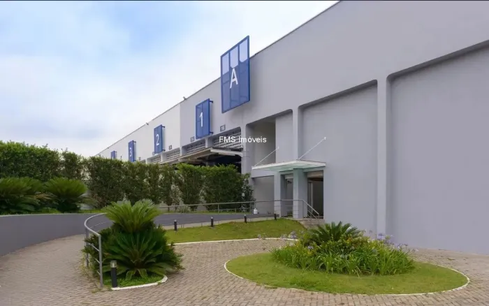 Locação de Prédio Industrial Completo em Guarulhos-SP - 5 Salas, 4 Banheiros, 6 Vagas de G