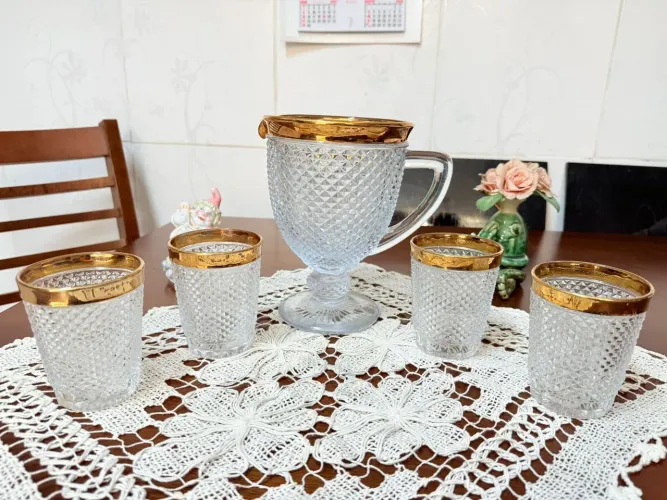 Antigo conjunto de Copos e Jarra bico de jaca com Detalhes Dourados