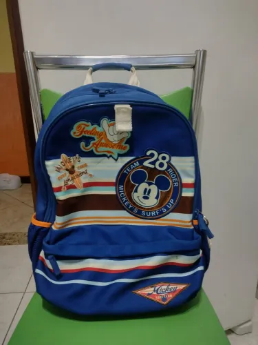 Mochila rm lona Mickey original Disney, várias repartições, 47 alt x 33 larg frente.