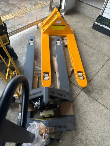 Oferta de Carrinho de mão hidráulico 2 toneladas e 3 toneladas