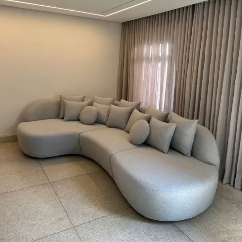 Sofá curvo elegante, perfeito para criar um ambiente acolhedor e sofisticado. Design moder