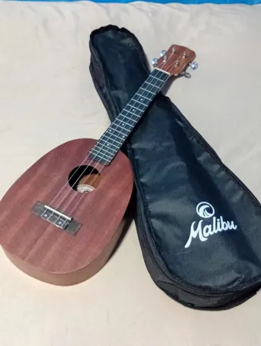 Vendo Ukulele formato abacaxi, ou troco por cavaquinho 