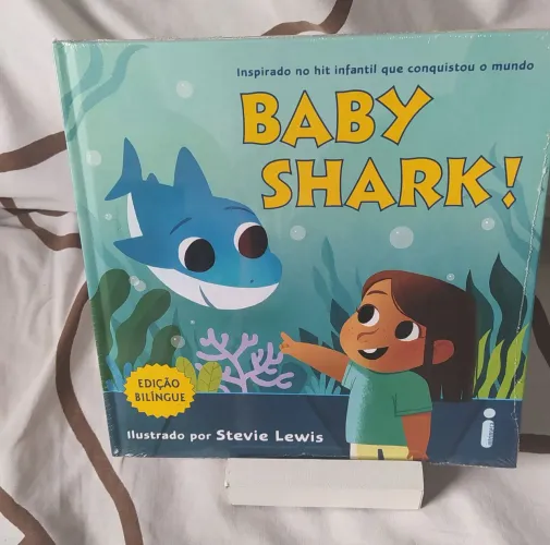 Livro Baby Shark - Edição Bilíngue - Inclui Adesivos!