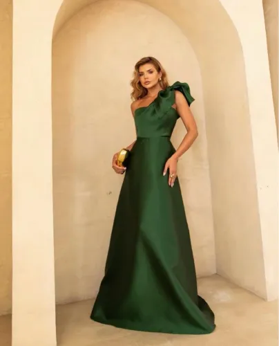 Vestido de festa verde com detalhe no ombro