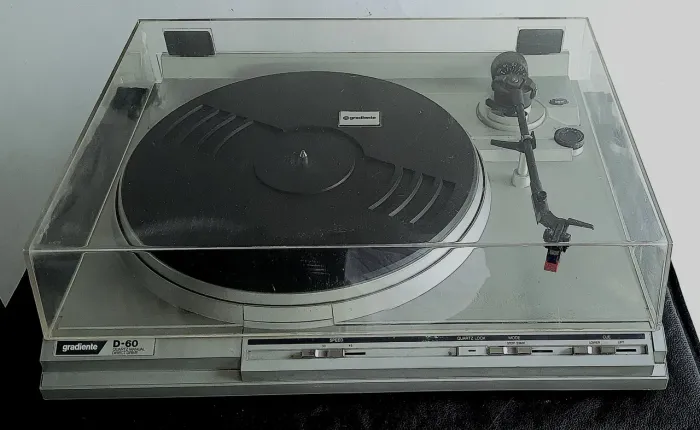 Toca discos Gradiente D-60