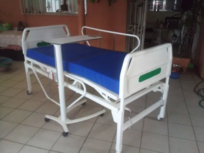 Cama Hospitalar articulada novíssima 1897 reais com colchão.