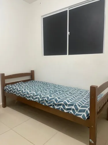 Cama de Solteiro de Madeira com Estrado - Ótimo Estado