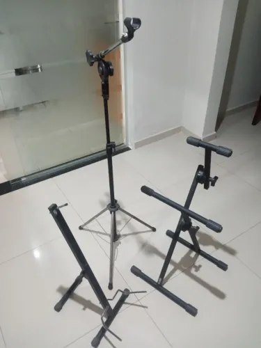 Suportes guitarra, amplificador e Mic.