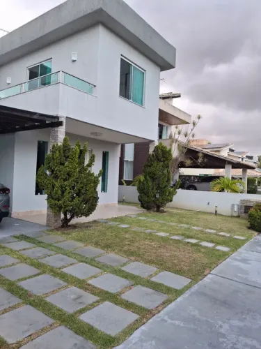 Casa moderna em condomínio fechado na Aruana