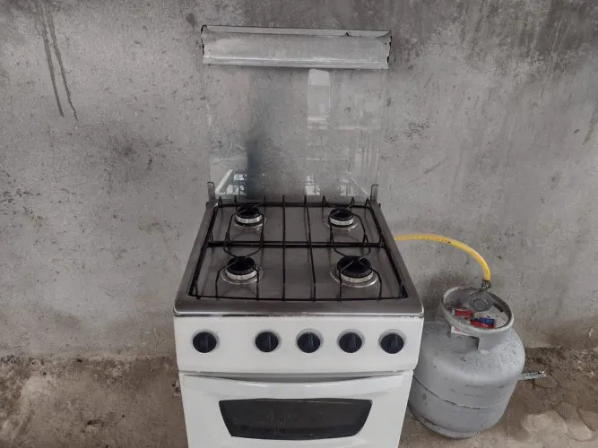 Fogão Consul 4 boca forno tudo funcionando vendo com a mangueira e registro junto