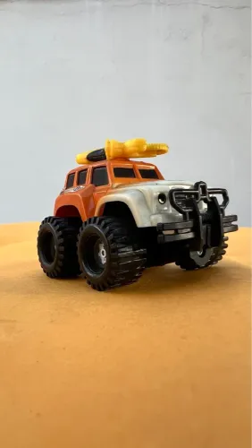 Carrinho off-road 4x4 e fricção