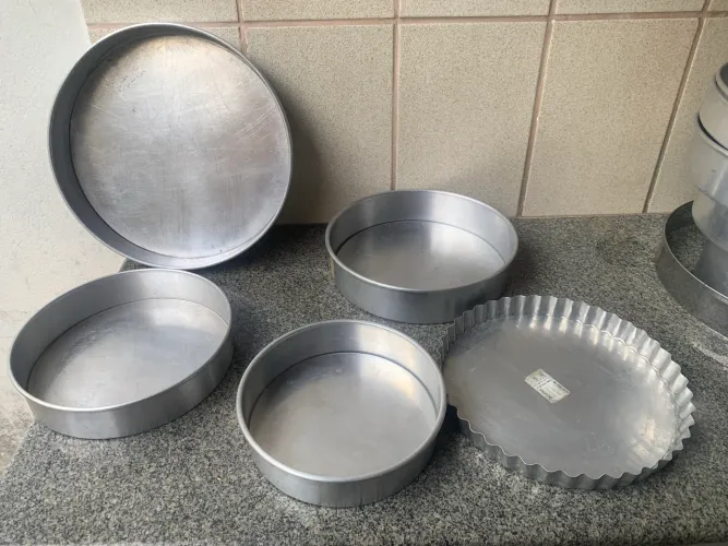 Forma de bolo ou torta redondo fundo falso.  