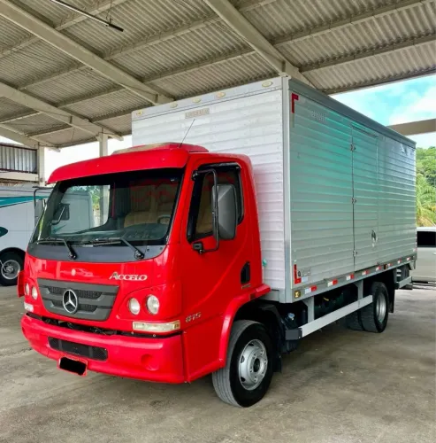 Caminhão Accelo 815 Baú 2013