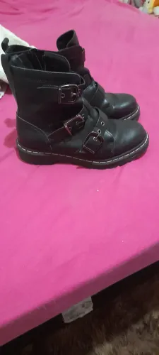 Botas femininas pretas com fivelas