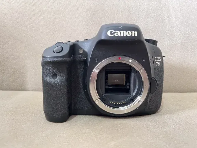 Câmera Profissional Canon 7D - Excelente estado, pronta para uso!