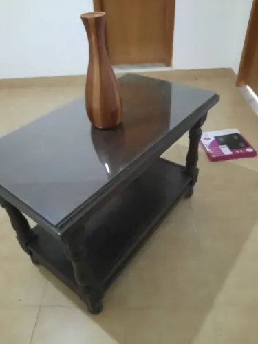 Vendo uma mesa estilo antigo