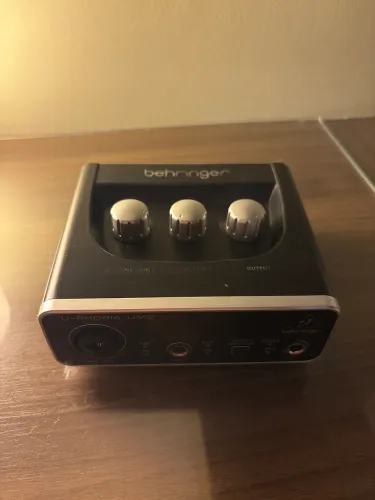 Interface de áudio Behringer U-PHORIA UM2