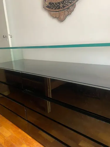 Cômoda preta 8 gavetas tampo de vidro