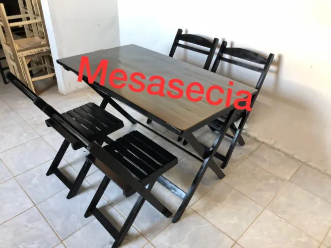 Cadeiras e mesas em madeira envernizada