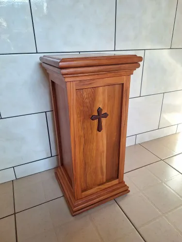 Pedestal de madeira com cruz decorativa,em madeira de peroba rosa de demolição