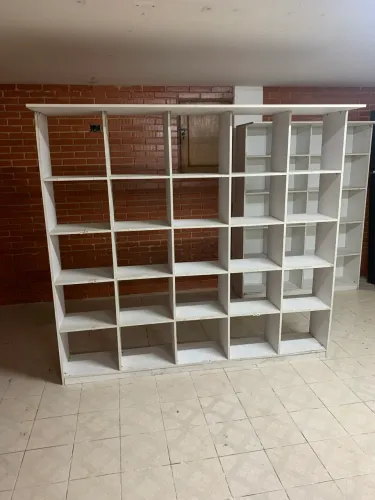 Colmeia em MDF branco com 25 nichos e prateleira superior
