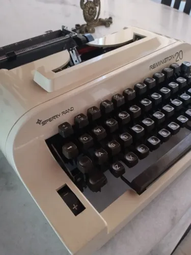 Máquina de Escrever Remington 20 - Sperry Rand - anos 70 - c/ maleta de couro