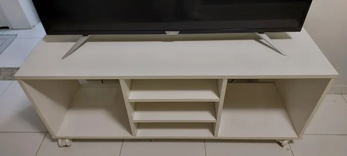 480,00.Rack para TV, eletrônicos e objetos decorativos em mdf tockstok branco 1,25