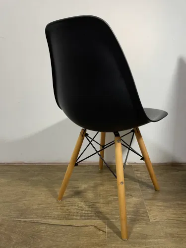 Clássica Cadeira Eames Eiffel - Design Moderno e Conforto