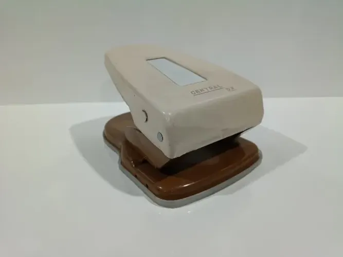 Furador de papel antigo de mesa Central DX