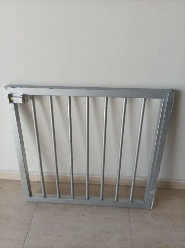 Grade de metal. Comprimento: 87cm. Altura: 80cm.