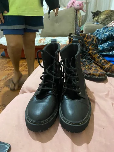 Duas botas semi novas a de oncinha 37 e a preta 38
