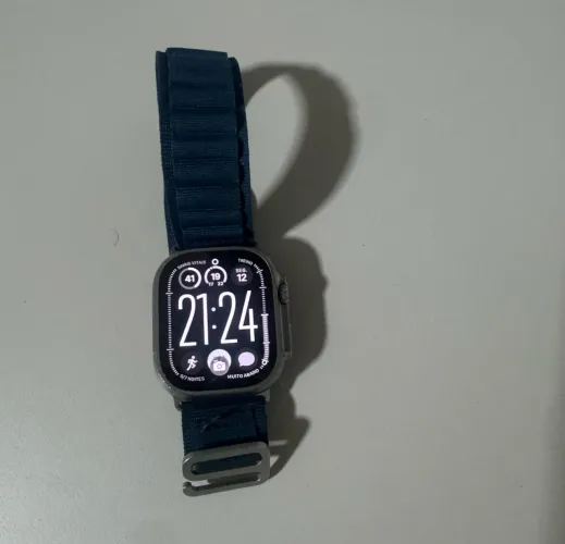 Apple Watch Ultra 2 com caixa de titânio de 49mm e pulseira loop Trail azul.