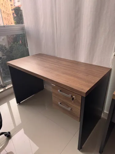 Mesa de Escritório 120cm Pé Painel cor Castanho Tannat/Preto