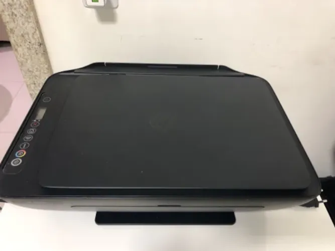 A HP DeskJet Ink Advantage 2774 é uma multifuncional 3 em 1 (imprime, copia e digitaliza)