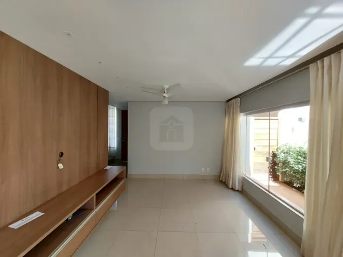 Casa para venda no Condomínio Village I