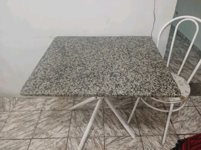 Mesa e armário
