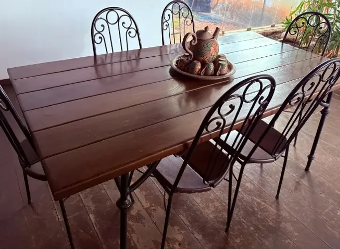 Mesa de jantar de madeira e ferro (medida: 1.8m x 95cm, 75cm altura) e seis cadeiras.