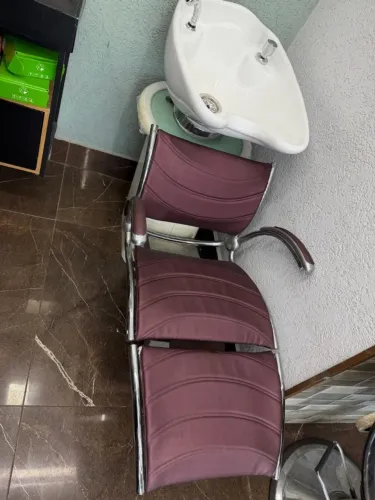 Salão de cabeleireiro vendo lavatório e cadeira de cabeleireiro marca Ferrante
