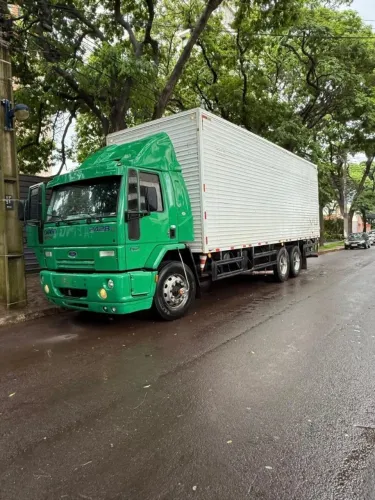 Ford Cargo 2428E Baú