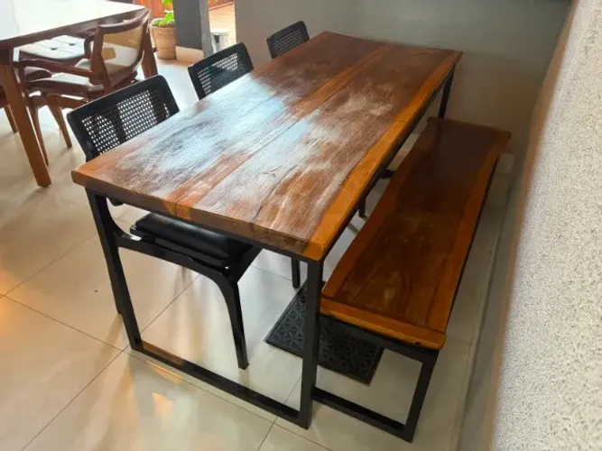 Mesa de Madeira 6 lugares com Cadeiras e Banco