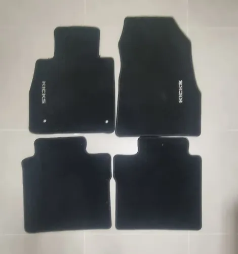 Tapete original Nissan Kicks em carpete