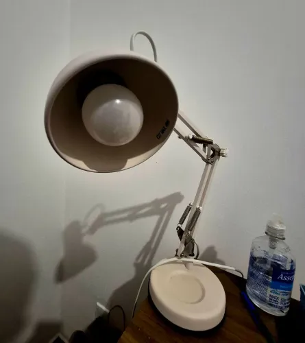 Luminária branca tipo pixar