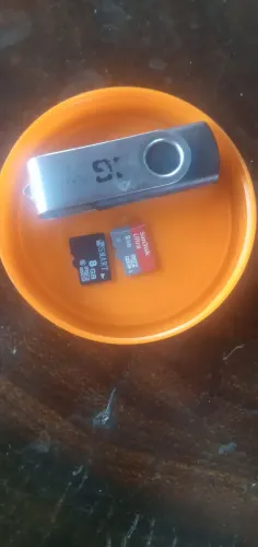 Vendo pen drive 16gb e cartão de memória 8gb 20 reais cada entrgo
